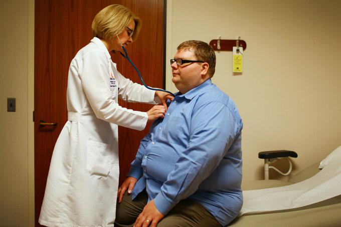 Một người đàn ông được khám bệnh trước khi phẫu thuật vì tình trạng béo phì tại Mỹ. Ảnh: NY Times