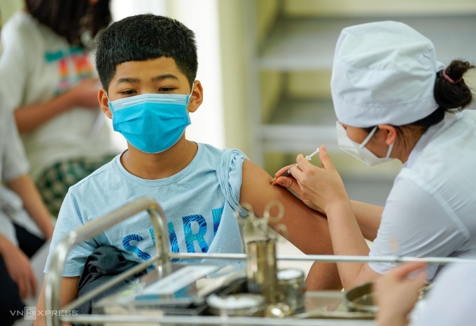Học sinh lớp 6 tại Hà Nội được tiêm vaccine Covid-19 ngày 16/4. Ảnh:Phạm Chiểu