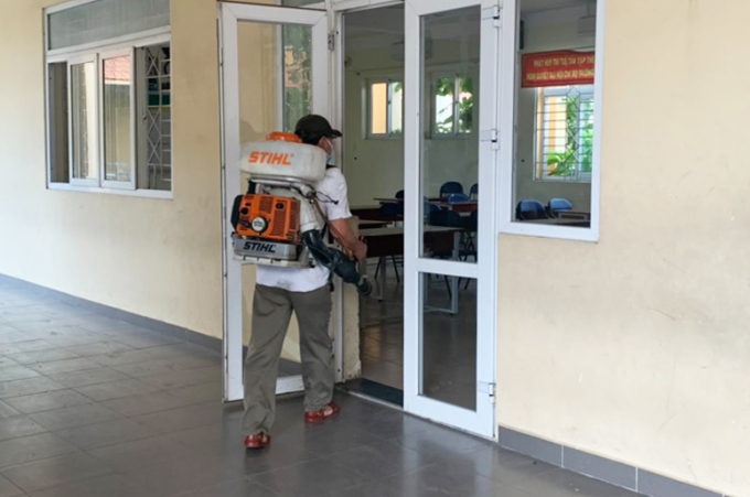 Phun thuốc diệt muỗi vệ sinh khử khuẩn, phun hóa chất diệt muỗi tại các trường học. Ảnh: Trung tâm Y tế phường 7 quận 8, TP HCM
