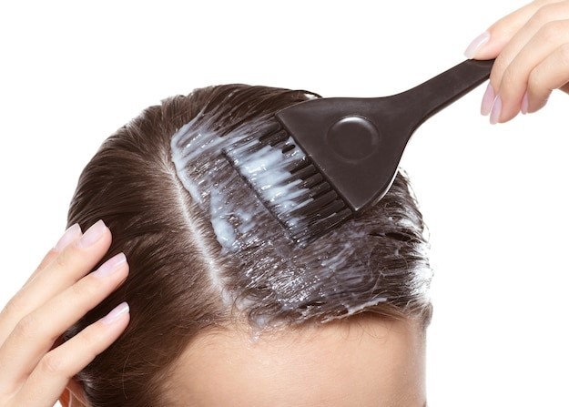 Một số chất trong thuốc làm tóc có đặc tính gây đột, gây rối loạn nội tiết hoặc chứa formaldehyde là chất gây ung thư. Ảnh: Freepik.