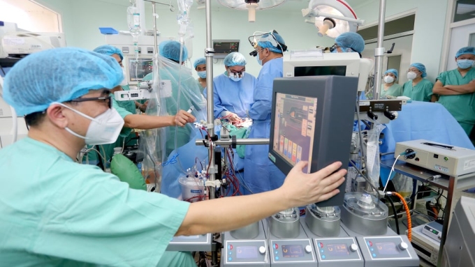 Ca phẫu thuật ghép tim cho bệnh nhân tại Bệnh viện Trung ương Huế, ngày 5/5. Ảnh: Bệnh viện cung cấp