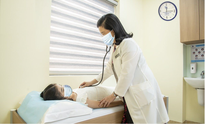 Bác sĩ Lê Phan Kim Thoa khám cho bệnh nhi tại bệnh viện Đa khoa Tâm Anh. Ảnh bệnh viện cung cấp.