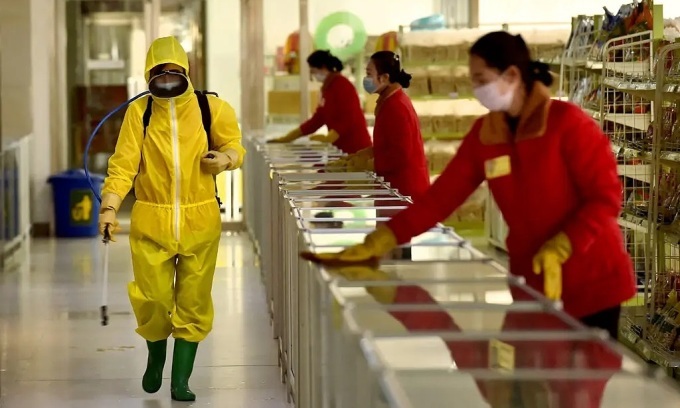 Nhân viên phun khử khuẩn và lau bề mặt tại một cửa hàng bách hóa trẻ em ở Bình Nhưỡng, Triều Tiên hồi tháng 3. Ảnh: AFP.