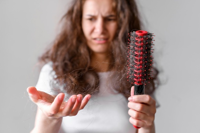 Sự suy giảm estrogen ở thời kỳ mãn kinh có thể ảnh hưởng đến sự phát triển của tóc. Ảnh: Freepik.