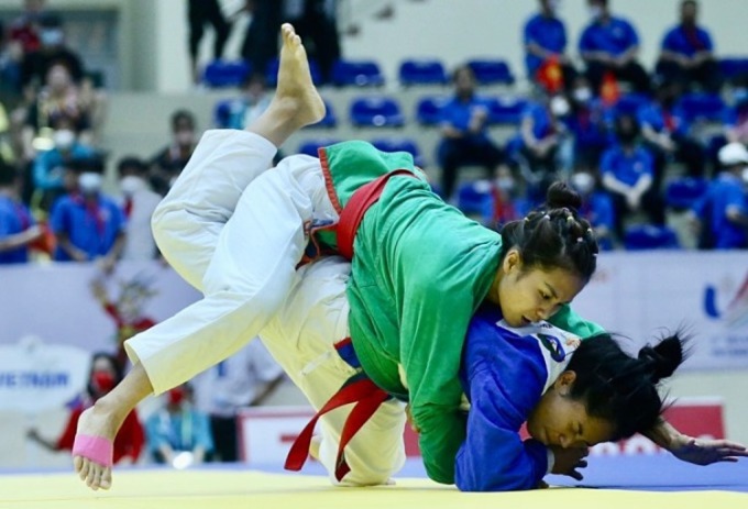 Tô Thị Trang quật ngã nữ võ sĩ Philippines Helen Aclopen ở trận đấu thứ tư hạng -48kg môn kurash tại nhà thi đấu huyện Hoài Đức chiều 10/5. Ảnh: Lâm Thoả