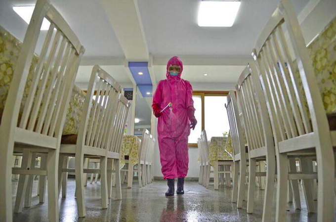Công nhân khử trungg phòng ăn tại nhà máy sản xuất vật tư vệ sinh, ở Bình Nhưỡng, Triều Tiên, ngày 16/5. Ảnh: Reuters
