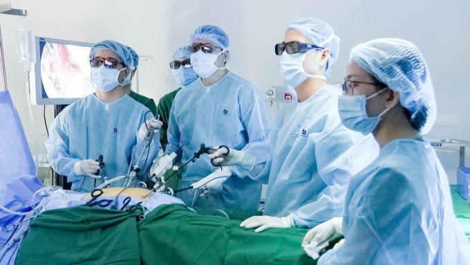 Tiến sĩ Đỗ Minh Hùng trong một ca phẫu thuật nội soi cho bệnh nhân. Ảnh: Bệnh viện Đa khoa Tâm Anh.