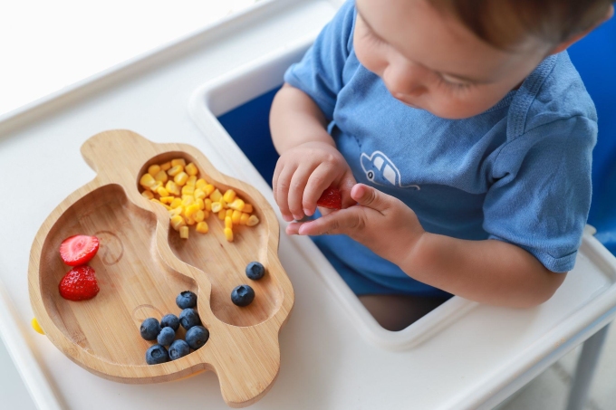 Trẻ tự ăn bằng tay có thể cảm thấy thích thú hơn. Ảnh: Ảnh: Shutterstock