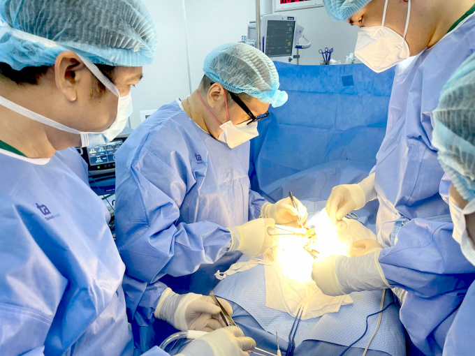 Tiến sĩ Nguyễn Hoàng Đức đang tiến hành phẫu thuật cho người bệnh. Ảnh: BVĐK Tâm Anh cung cấp
