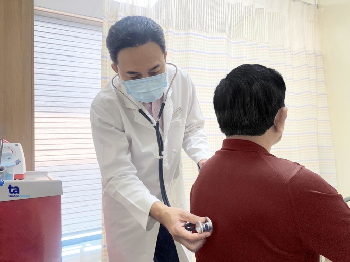 Bác sĩ Hồng Văn In khám sức khỏe cho anh Tùng. Ảnh: BVĐK Tâm Anh TP HCM