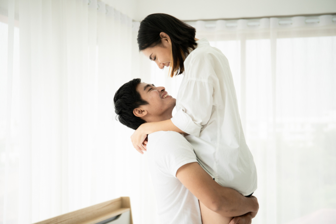 Các cặp đôi nên cân chỉnh tần suất quan hệ phù hợp để đảm bảo cả hai đều cảm thấy thỏa mãn, tinh thần thoải mái vui vẻ. Ảnh: Shutterstock