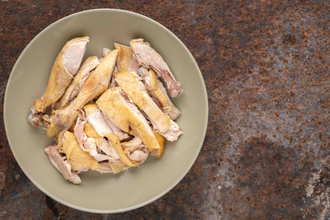 Thịt gà không da là nguồn protein nạc giúp phát triển khối cơ. Ảnh: Freepik