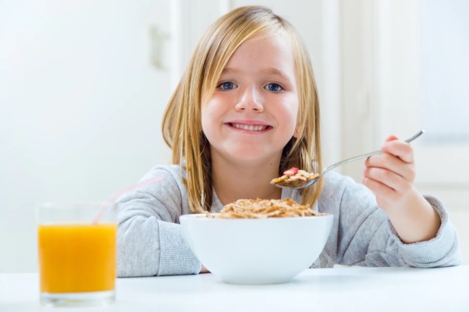 Ăn nhiều bữa trong ngày có thể giúp trẻ chậm tăng cân nạp nhiều calo hơn. Ảnh: Freepik