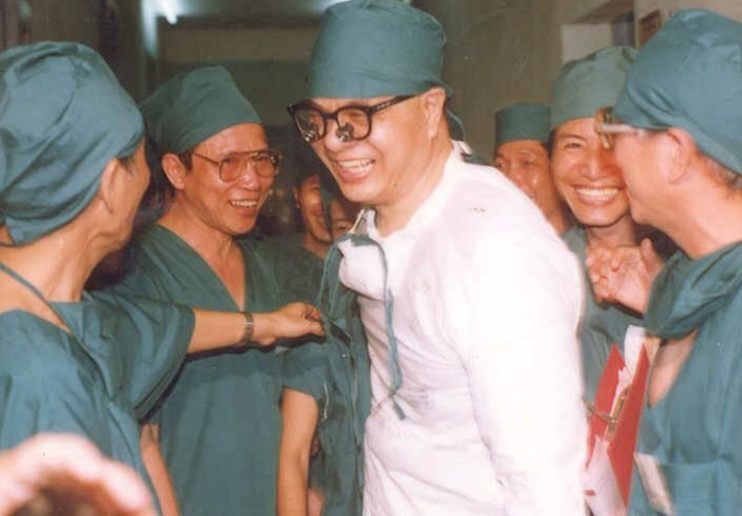 Chuyên gia người Đài Loan Chue Sue Lee (áo trắng) cùng kíp phẫu thuật sau ca ghép thận đầu tiên vào ngày 4/6/1992. Ảnh: Học viện Quân y