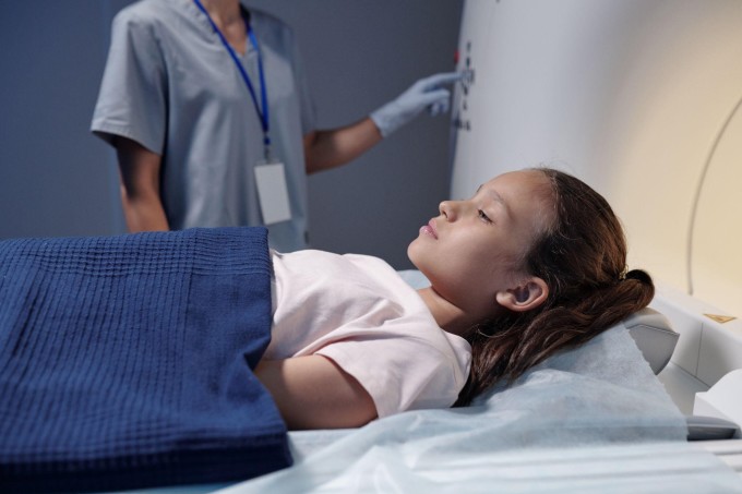 Máy chụp MRI hoặc CT hiện đại có thể chụp cho trẻ em để tìm ra nguyên nhân gây đột quỵ. Ảnh: Shutterstock