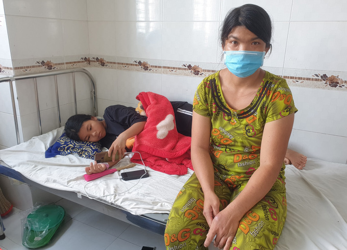 Chị Trịnh Thị Vũ Hường, 32 tuổi, nuôi con gái bị sốt xuất huyết nằm tại bệnh viện nhi đồng TP Cần Thơ. Ảnh: Nguyên Anh