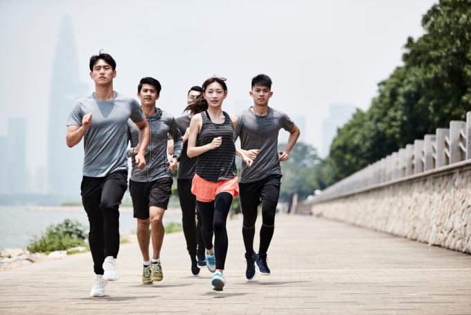 Chạy bộ ngoài trời giúp cơ xương khớp trở nên linh hoạt hơn. Ảnh: Shutterstock