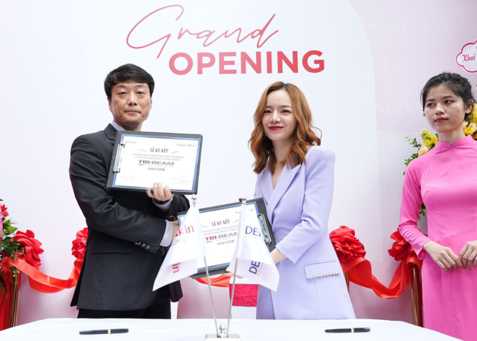 Ông Chi Hong An Đại diện công ty Dermamed và Beauty blogger Emmi Hoàng  ký kết hợp tác vào cuối tháng 5.
