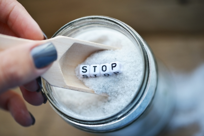 Ăn nhiều muối sẽ làm cho nồng độ canxi trong nước tiểu tăng, dễ gây sỏi thân. Ảnh: Shutterstock