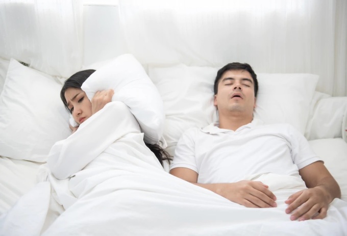Ngưng thở khi ngủ có thể gây ra tim đập nhanh sau khi thức dậy, đi kèm các triệu chứng như ngáy to, khô miệng... Ảnh: Freepik