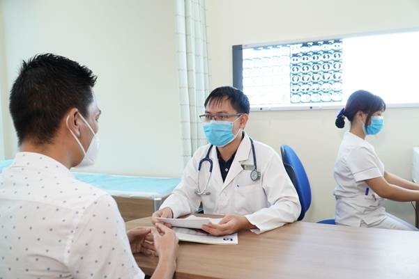 Thạc sĩ, bác sĩ Đặng Thành Đô tư vấn cho một bệnh nhân mắc di chứng hậu Covid-19. Nguồn ảnh: BVĐK Tâm Anh