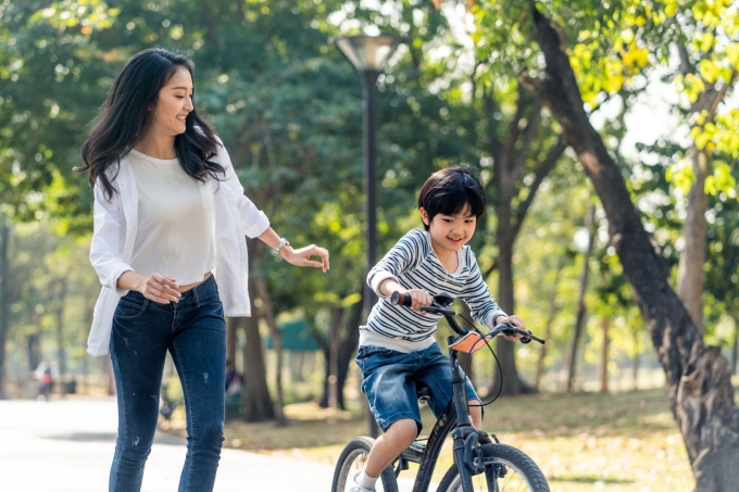 Tham gia các hoạt động ngoài trời giúp trẻ khỏe mạnh, linh hoạt, phòng ngừa béo phì và  các bệnh tim mạch. Ảnh: Shutterstock