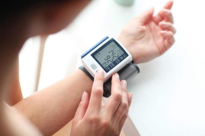 Máy đo huyết áp điện tử cho kết quả tương đối chính xác, tiện lợi cho người sử dụng. Ảnh: Shutterstock