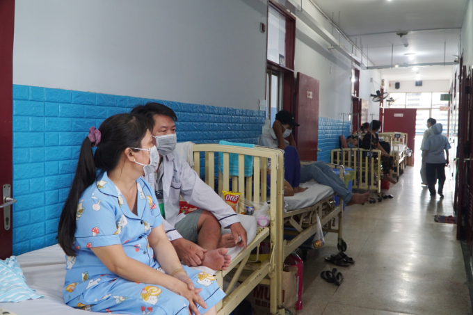 Một số bệnh nhân sốt xuất huyết sử dụng giường kê ngoài hành lang khoa Nội A, Bệnh viện Bệnh Nhiệt đới TP HCM. Ảnh: Thư Anh