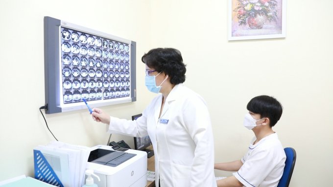 Bác sĩ Tạ Phương Dung đọc kết quả hình ảnh thận của người bệnh đái tháo đường. Ảnh: BVĐK Tâm Anh