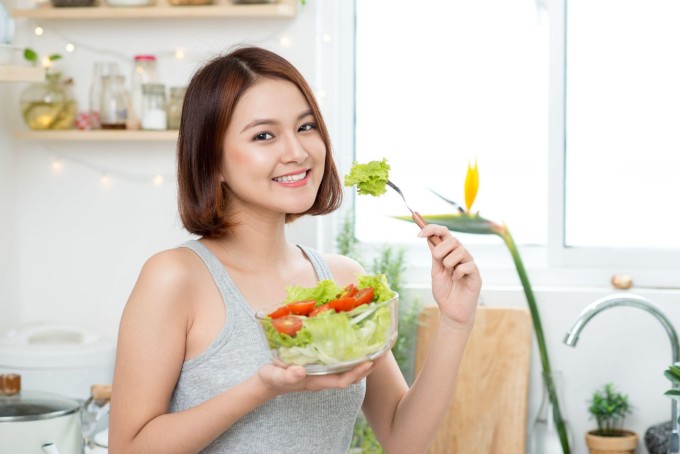 Chế độ dinh dưỡng lành mạnh, cân đối góp phần giúp nội tiết tố nữ ổn định. Ảnh Shutterstock