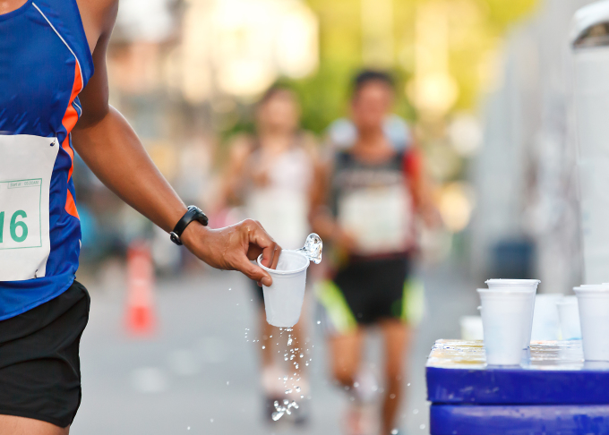 Với người thường xuyên chạy bộ nên uống khoảng 2-3 lít nước mỗi ngày, tùy mức độ luyện tập. Ảnh: Shutterstock