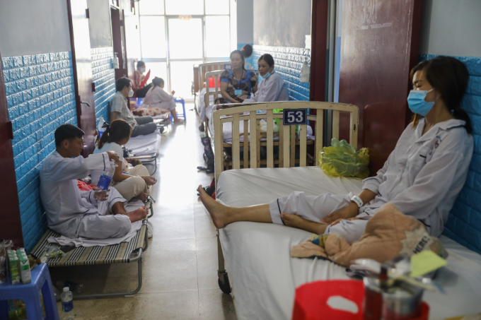 Hành lang khoa nhiễm C, Bệnh viện Bệnh Nhiệt đới TP HCM trở thành nơi điều trị sốt xuất huyết vì bệnh viện quá tải. Ảnh: Quỳnh Trần