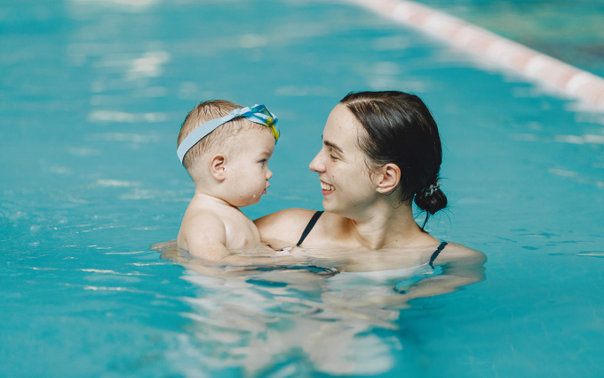Bơi lội thường phù hợp cho cả người lớn lẫn trẻ em vào mùa hè. Ảnh: Freepik