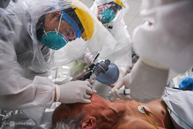 Bác sĩ tại Bệnh viện Bệnh nhiệt đới Trung ương cắm ống thở cho bệnh nhân Covid-19 nặng. Ảnh: Giang Huy