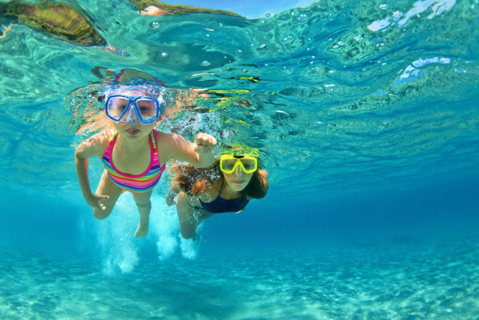 Hoạt động bơi lội tiềm ẩn nhiều rủi ro khi đi du lịch hè. Ảnh: Shutterstock