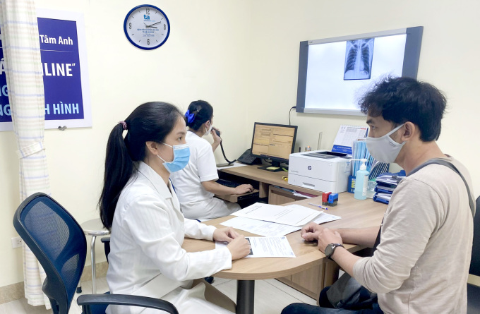 Bác sĩ Thúy Vân tư vấn cho người bệnh tại Trung tâm Chấn thương chỉnh hình. Ảnh: BVĐK Tâm Anh