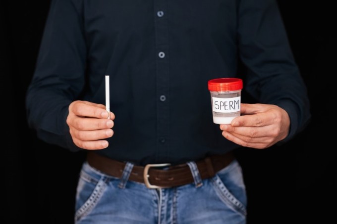 Hút thuốc lá nhiều còn có thể gây vô sinh ở nam giới, ảnh hưởng đến chất lượng và hình thái tinh trùng. Ảnh: Shutterstock