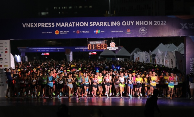 Vận động viên xuất phát tại giải chảy Vnexpress Marathon Sparkling Quy Nhơn năm 2022. Ảnh: Vnexpress