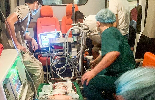 Trong gần 6 tiếng từ Sơn La về Hà Nội, các bác sĩ luôn phải đảm bảo hệ thống máy móc đi cùng bệnh nhi hoạt động ổn định liên tục, không để xảy ra sai sót. Ảnh: Bác sĩ cung cấp
