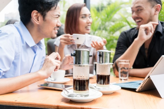 Hằng ngày uống điều độ 2-3 cốc cà phê nguyên chất sẽ giúp tăng ham muốn tình dục. Ảnh: Shutterstock