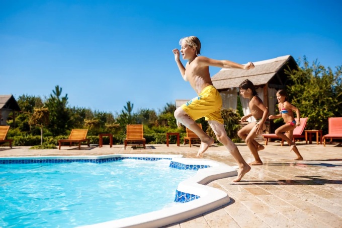 Trẻ thường xuyên vận động, tham gia các hoạt động ngoài trời trong mùa hè. Ảnh: Freepik