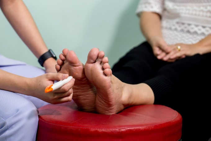 Kiểm tra bàn chân có thể giúp phát hiện bất thường. Ảnh: Shutterstock