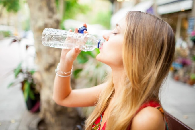 Uống đủ nước giúp cơ thể điều hòa nhiệt độ ổn định, giảm áp lực lên trái tim. Ảnh: Freepik