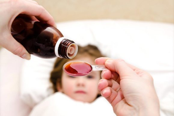 Phụ huynh lưu ý không cho trẻ uống thuốc quá liều. Ảnh: Shutterstock