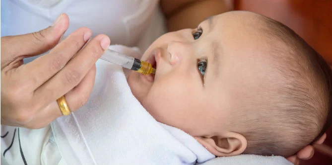 Xi lanh là dụng cụ hữu ích, giúp trẻ uống thuốc không bị nôn. Ảnh: Shutterstock