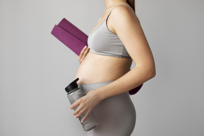 Vận động vừa phải, uống đủ nước trong thai kỳ giúp phòng và giảm triệu chứng chuột rút cơ chân. Ảnh: Freepik