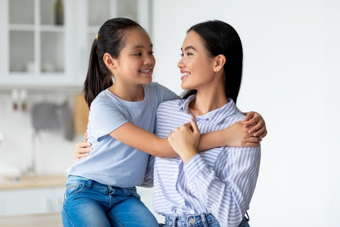 Mẹ, chị gái cần đồng hành cùng các bé gái trong lần đầu bé có kinh nguyệt. Ảnh: Shutterstock