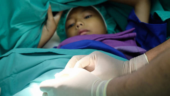 Trẻ cần được phẫu thuật cắt bao quy đầu khi bị hẹp nghẹt da quy đầu, dễ dẫn tới hoại tử hoặc các biến chứng nghiêm trọng khác. Ảnh: Shutterstock