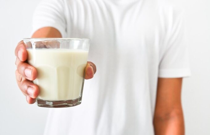 Nghiên cứu cho thấy, người đang bị cảm, bị ho và mũi tiết dịch nhầy không ảnh hưởng đến thói quen uống sữa. Ảnh: Freepik