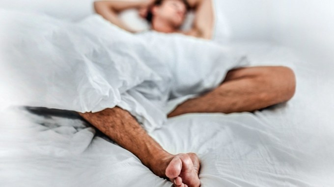 Thủ dâm trước khi quan hệ có thể giúp nam giới kéo dài thời gian cương cứng. Ảnh: Healthline